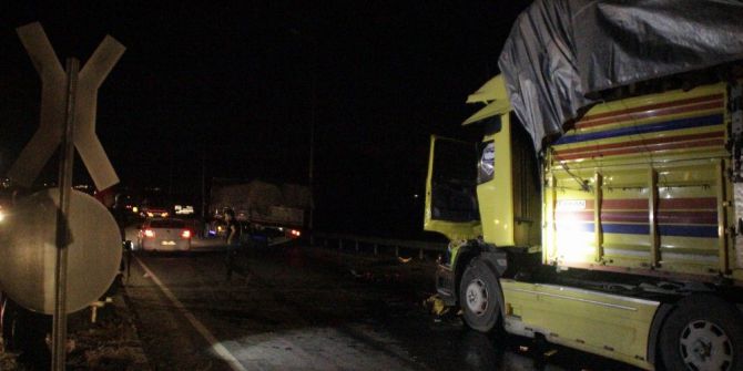 Hemzemin Geçitte Yavaşlayan Kamyona Kamyon Çarptı: 1 Yaralı