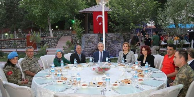 Mehmetçik’ten Şehit Ve Gazi Ailelere İftar Yemeği