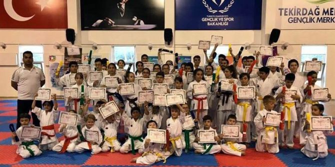 Geleceğin Karatecileri Diploma Ve Kuşaklarına Kavuştu