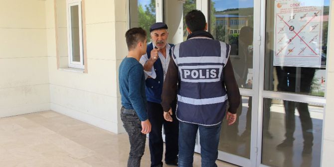 Oğlu Sınava Geç Kaldı, Kapıları Yumrukladı