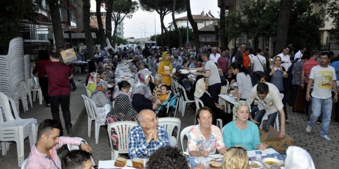 Komşuluk Geleneğini Birlikte Yaşatıyorlar