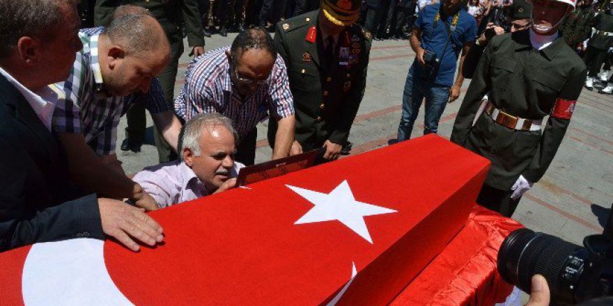 Şehidin Cenaze Namazını İmam Abisi Kıldırdı