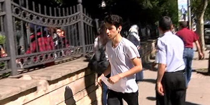 Önce Giriş Belgesini Unuttu, Sonra Kimliğini