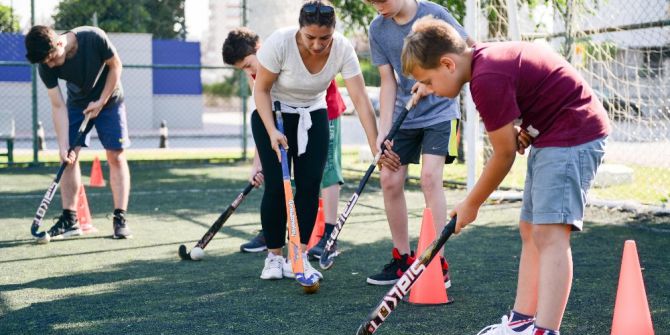 Muratpaşa’da Çim Hokeyi Kursları Başladı