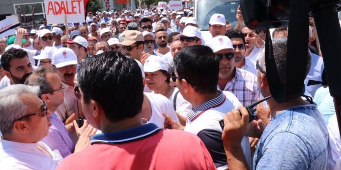 Adalet Yürüyüşünde Yasa Dışı Slogana Polis Müdahalesi