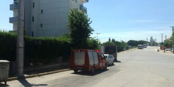 Asansörde Mahsur Kalan İki Kişi Kurtarıldı