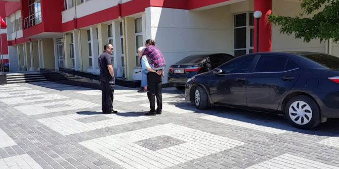 70 Yaşındaki Baba Kızını Sırtında Taşıyor