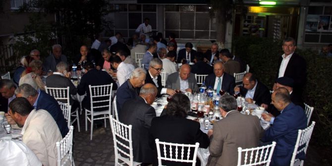 Güleç Ailesi Köy Meydanında Protokole Ve Halka İftar Verdi