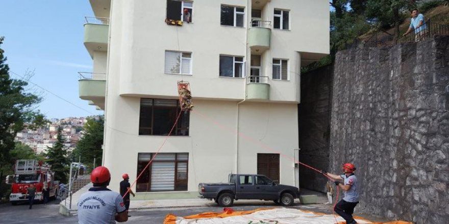 İtfaiyeden Kurtarma Tatbikatı Ve Yangın Söndürme Eğitimi