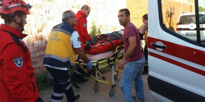 Duran Araca Çarptı: 1 Yaralı