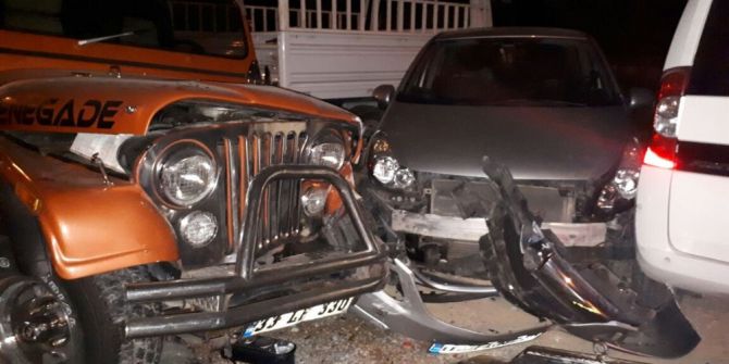 Aracıyla 4 Araca Çarptı, Yaya Olarak Kaçtı, Sürücü Bilmecesi Yaşandı