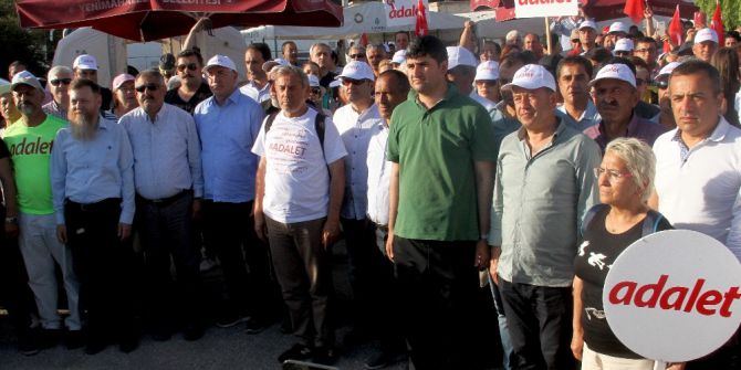 Chp’nin ‘Adalet Yürüyüşü’nde ’Duran Adam’ Eylemi