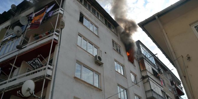 Bina Alevlere Teslim Oldu
