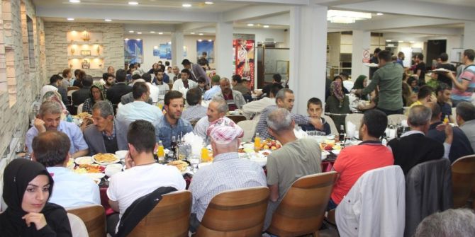 Aile Sosyal Ve Politikalar Merkezi Tarafından Vatandaşlara İftar Verdi