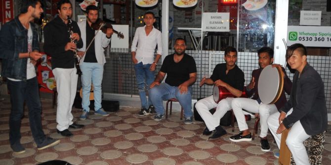 Roman Sokak Müzisyenleri İlgi Odağı Oldu