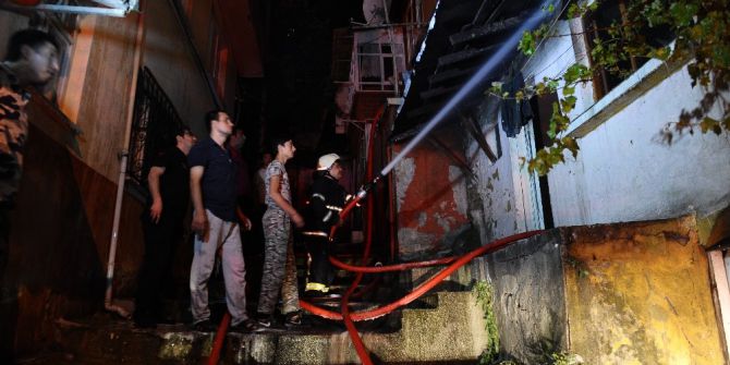 Madde Bağımlılarının Mesken Tuttuğu Metruk Binada Yangın Çıktı