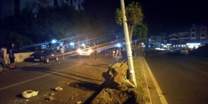 Park Halindeki Araçlara Çarpan Otomobili Direk Durdurdu