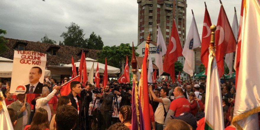 Sırbistan’da Demokrasi Ve Şehitler Mitingi’ne Destek Mitingi Düzenlendi