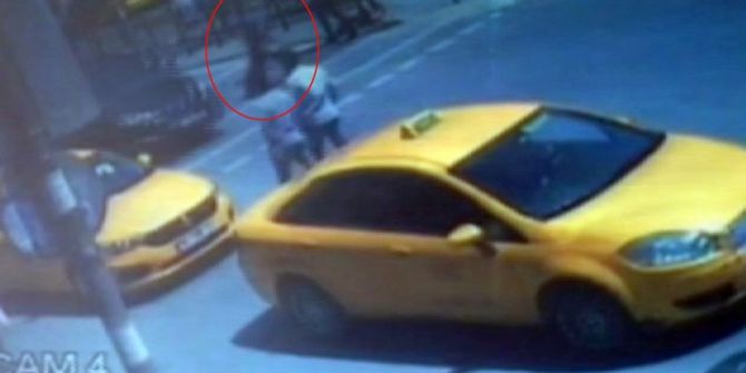 Kırmızı Işıkta Yolun Karşısına Geçen Yaşlı Adama Motosiklet Böyle Çarptı