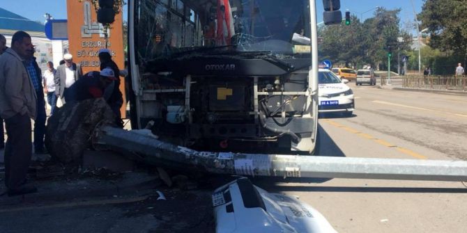 Halk Otobüsü Direğe Çarptı: 2 Yaralı