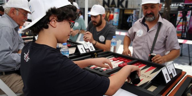 Babalar Günü’nü Tavla Oynayarak Kutladılar