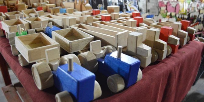 Plastik Çılgınlığına Karşı El Yapımı Ahşap Oyuncaklar