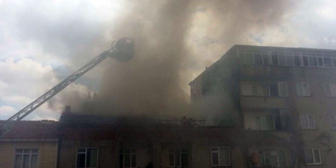 Sefaköy’de İki Evin Çatısı Alev Alev Yandı