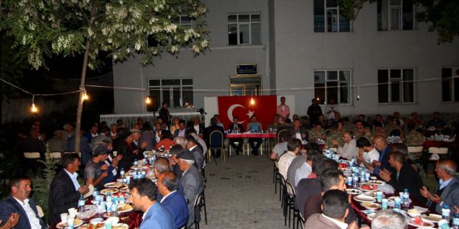 Vali Işın, Mehmetçikle İftar Yaptı