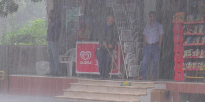 Aniden Bastıran Sağanak Yağış Sonrası Yollar Göle Döndü