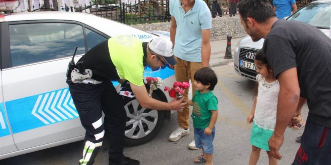 Babalar Günü Uygulaması Yapan Polislere Bu Kez Sürücülerden Sürpriz