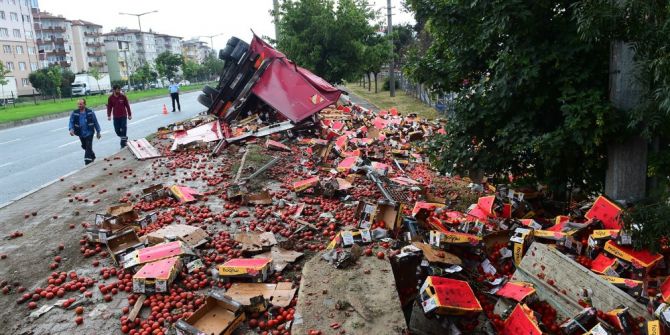 Domates Yüklü Tır Otomobile Çarpıp Yan Yattı