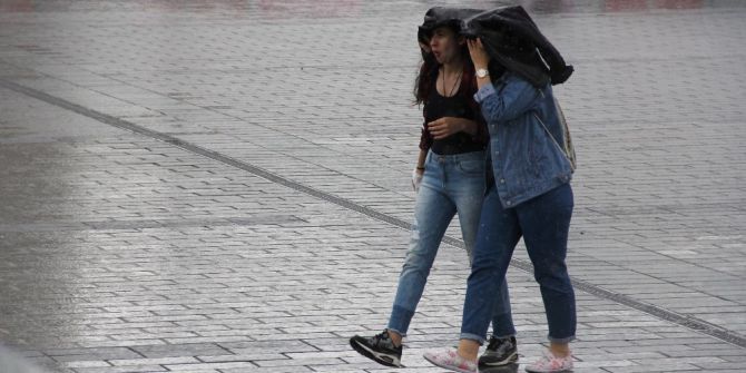 Taksim’de Vatandaşlar Yağmura Hazırlıksız Yakalandı