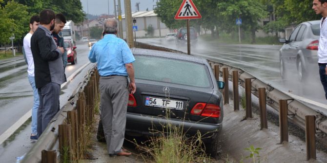 Yoldan Çıkan Otomobil Bankete Düştü