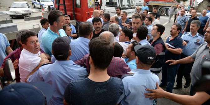 Belediye Görevlileri Arasındaki Atatürk Takı Tartışması Arbedeye Döndü