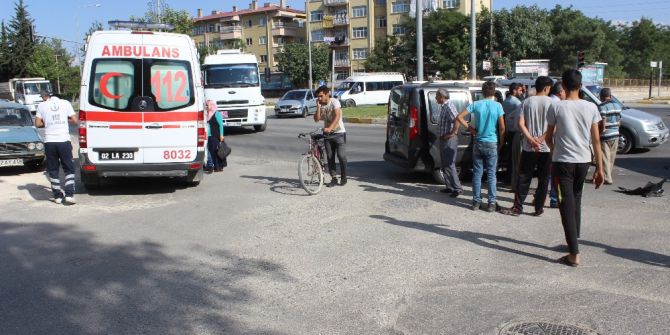 Hafif Ticari Araç İle Minibüs Çarpıştı: 3 Yaralı