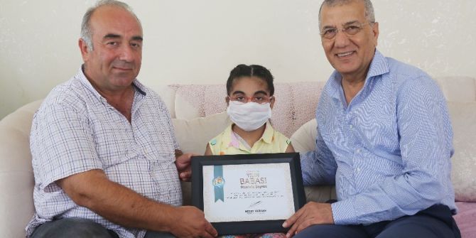 Başkan Tarhan’dan, Minik Kader’e Böbreğini Veren Boyraz’a ‘Yılın Babası’ Belgesi