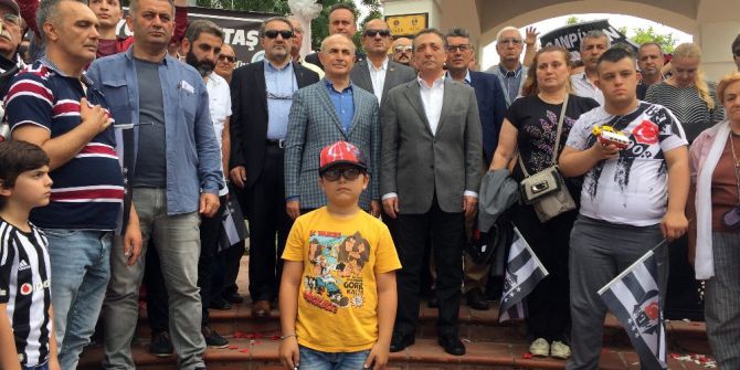 Beşiktaş’ın Bayrağı Büyükçekmece’deki Şampiyonlar Anıtı’na Asıldı