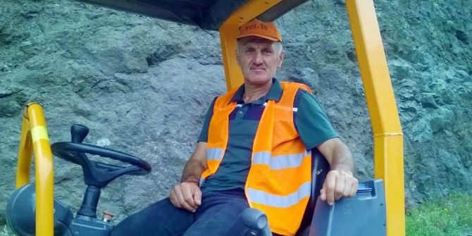 İş Makinesi Dereye Yuvarlandı: 1 Ölü