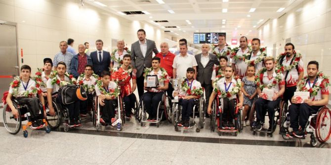 Dünya İkincisi Olan Engelli Basketbolcular İstanbul’a Döndü