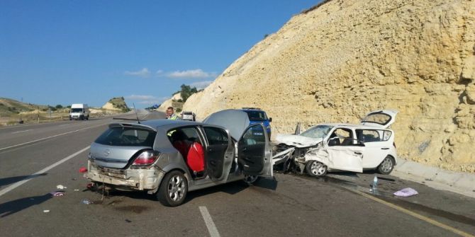 İki Otomobil Kafa Kafaya Çarpıştı: 2 Ölü, 6 Yaralı