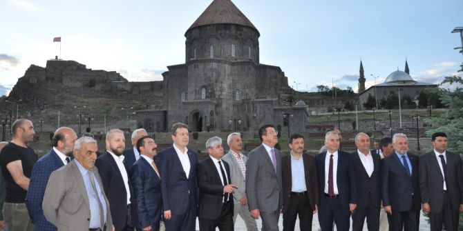 Bakan Zeybekci 3 Bin Kişiyle İftar Açtı