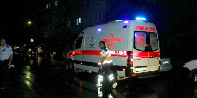 Çatıya Yıldırım Düştü, Bina Sakinleri Büyük Korku Yaşadı