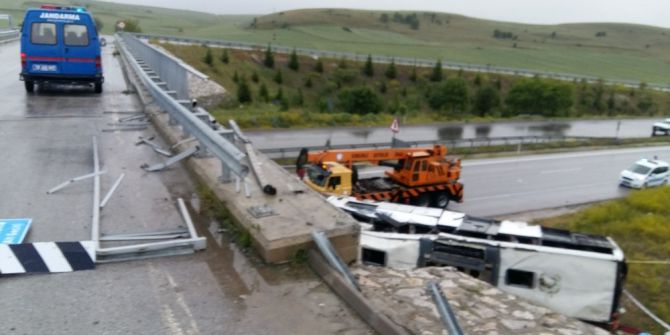 Yolcu Otobüsü Üst Geçitten Uçtu: 48 Yaralı