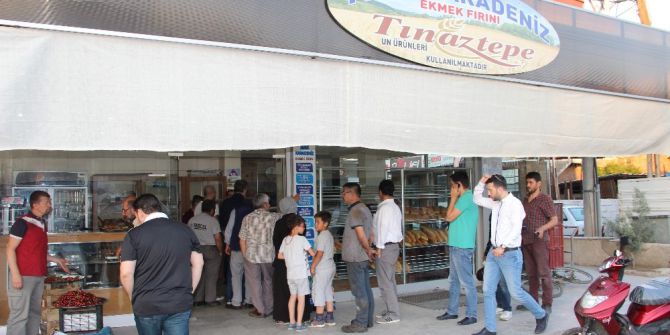 Ramazan Pidesi İçin Kuyruğa Giriyorlar