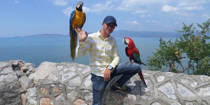 Ekmeğini Papağandan Çıkartıyor