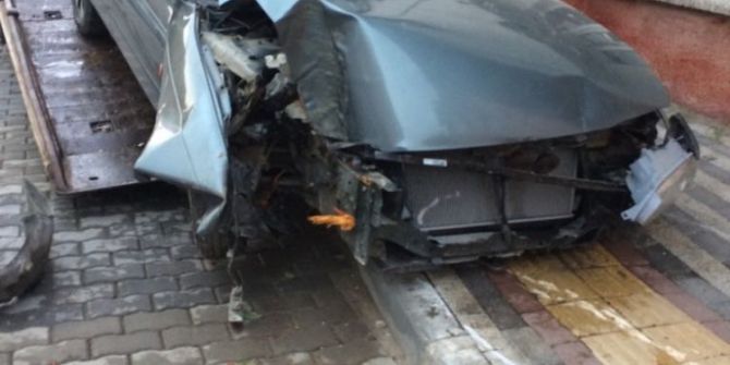 Otomobil Ağacı Devirdi