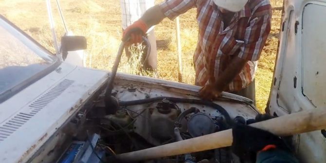 Otomobiline 2 Metrelik Yılan Girdi