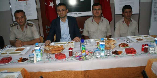 Devrek Kaymakamı Güney Askerlere İftarda Buluştu