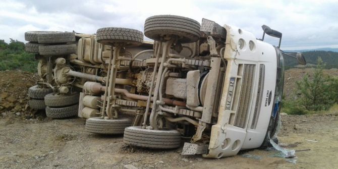 Yükleme Yapan Kamyon Devrildi