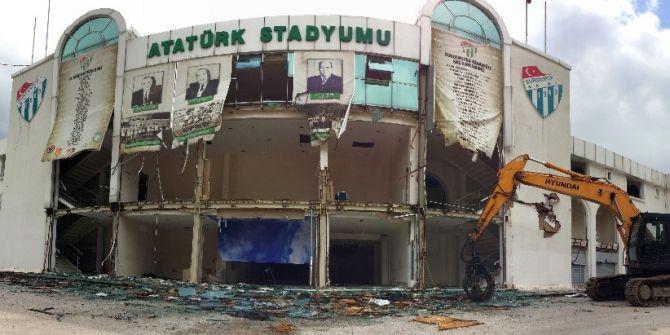 Meydana Dönüştürülen Bursa Atatürk Stadyumu’nda Kapalı Tribün De Yıkılıyor
